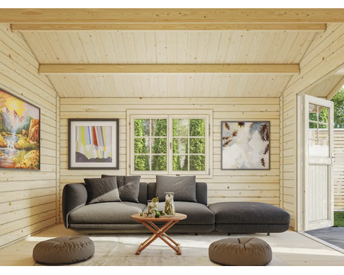 Innenansicht eines Gartenhauses aus Holz mit Sofa, Holztisch, Bodenkissen und Fenster mit Blick ins Grüne.