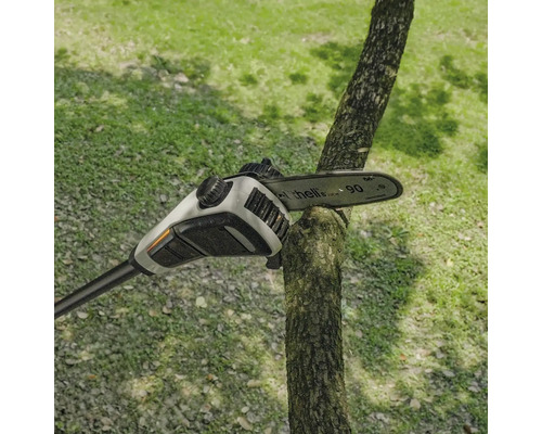 Einhell Akku-Hochentaster beim Schneiden eines Astes im Garten.