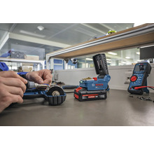 Ein Bosch Akku-Lötkolben betrieben mit einem 18 Volt Akku bei der Reparatur eines elektrischen Geräts an einem Werkbanktisch.