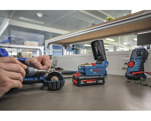 Ein Bosch Akku-Lötkolben betrieben mit einem 18 Volt Akku bei der Reparatur eines elektrischen Geräts an einem Werkbanktisch.