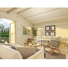 Heller Innenraum eines Gartenhauses aus hellem Holz mit Sofa, geflochtenen Sesseln, Esstisch und Blick in den Garten durch eine offene Tür.