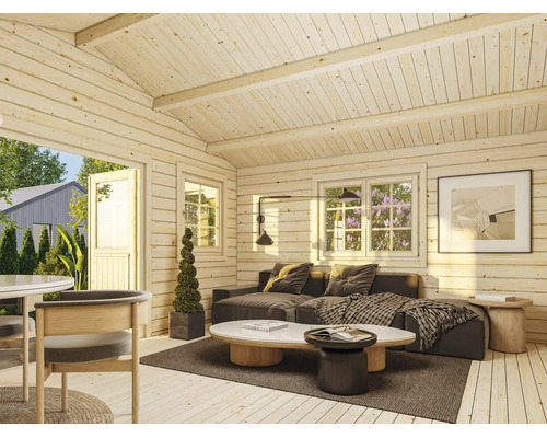 Heller Innenraum eines Gartenhauses aus Holzbohlen mit Sofa, Couchtischen und großen Fenstern.