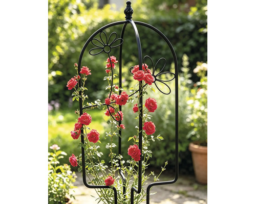 Rankhilfe Obelisk aus schwarzem Metall für Kletterpflanzen, mit dekorativen Blumenmotiven und runder Spitze.