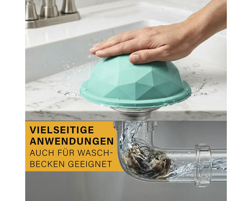 Türkisfarbenes Abfluss-Sieb mit Facetten-Design auf einem Waschbecken. Ein Querschnitt zeigt im Siphon aufgefangene Haare bei fließendem Wasser.