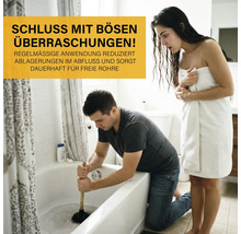 Ein Mann reinigt einen verstopften Abfluss in einer Badewanne mit einem Pümpel, während eine Frau im Badezimmer zuschaut.