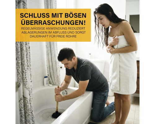 Ein Mann reinigt einen verstopften Abfluss in einer Badewanne mit einem Pümpel, während eine Frau im Badezimmer zuschaut.