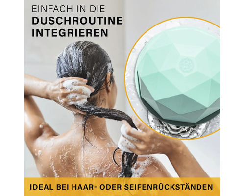 Person beim Haarewaschen in einer hellen Dusche, mit einer Detailansicht eines geometrisch geformten Abflusssiebs gegen Haare und Seifenrückstände.