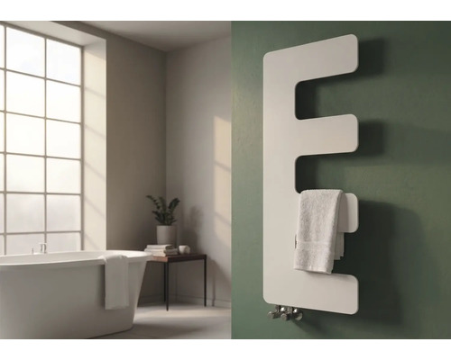 Moderner, weißer Badheizkörper in E-Form in einem hellen Badezimmer mit freistehender Badewanne und Fenster.