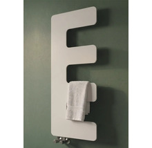 Moderner E-förmiger Design-Heizkörper in Weiß an einer Wand mit einem aufgehängten Handtuch.