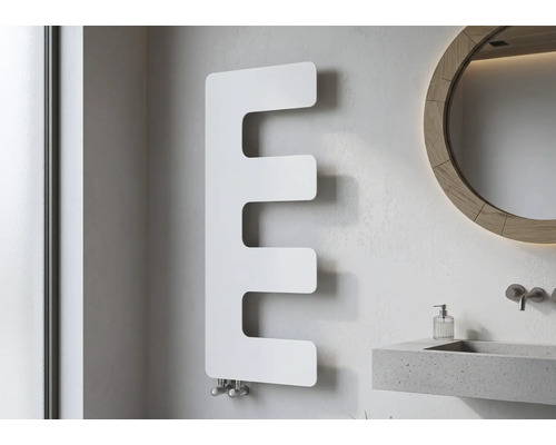 Moderner, E-förmiger Designer-Heizkörper in einem hellen Badezimmer neben einem Waschbecken aus Beton und einem runden Spiegel.