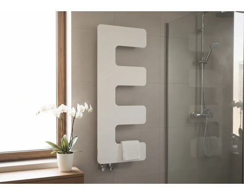 Moderner, heller Badheizkörper in E-Form an einer gefliesten Wand neben einer Dusche und einem Fenster mit einer Orchidee.