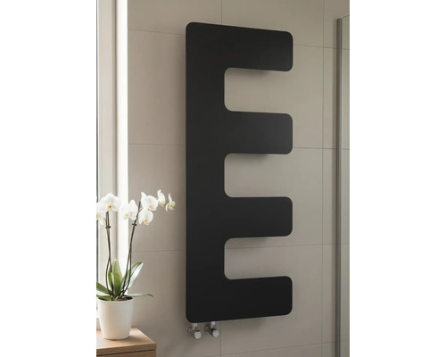 Moderner schwarzer Design-Badheizkörper in Kammform an einer hell gefliesten Wand neben einer weißen Orchidee.