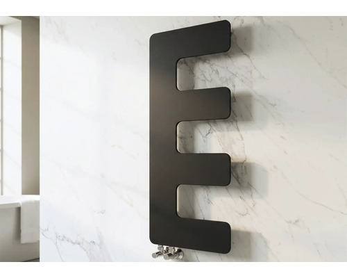 Moderner schwarzer Design-Heizkörper in E-Form an einer marmorierten Badezimmerwand.