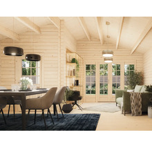 Helles Blockhaus-Interieur aus Holz mit Ess- und Wohnbereich sowie großen Glasfronten zum Garten.