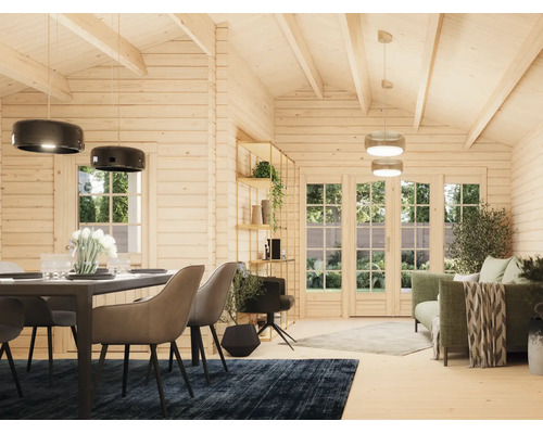 Helles Blockhaus-Interieur aus Holz mit Ess- und Wohnbereich sowie großen Glasfronten zum Garten.