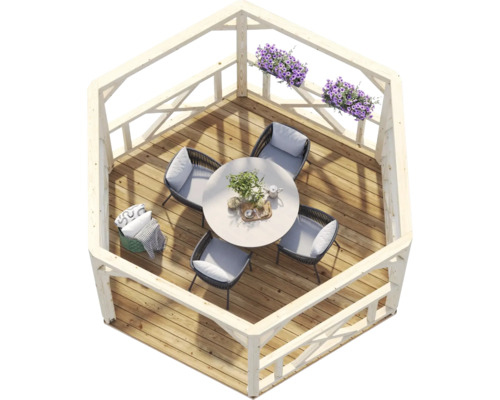 Hölzerner Gartenpavillon mit hellen Holzpfosten, Dielenboden, rundem Tisch, vier grauen Korbsesseln mit Kissen und Blumen am Geländer.