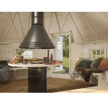 Innenansicht einer Grillkota aus hellem Holz mit zentralem Grill, Dunstabzugshaube, rundem Tisch, Sitzbänken und Blick ins Freie.