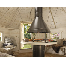 Innenansicht einer Grillkota aus Holz mit zentralem Grill, großer Dunstabzugshaube und Sitzbänken mit Kissen und Fellen.