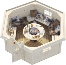 Innenansicht einer sechseckigen Grillkota aus hellem Holz mit zentralem Grilltisch, umlaufenden Sitzbänken, Fellen und Kissen.