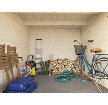 Innenansicht eines hölzernen Gartenhauses mit Platz für ein Fahrrad, Kaminholz, Gartenschlauch, Staubsauger und diverses Gartenwerkzeug.