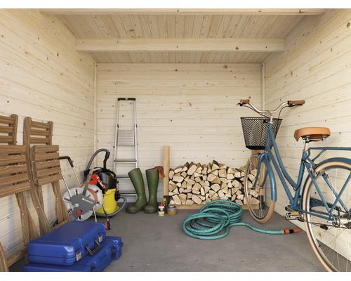 Innenansicht eines hölzernen Gartenhauses mit Platz für ein Fahrrad, Kaminholz, Gartenschlauch, Staubsauger und diverses Gartenwerkzeug.