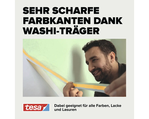 Ein Mann zieht tesa Malerband mit Washi-Träger von einer Wand ab, um eine scharfe Farbkante zu erzeugen. tesa Logo.