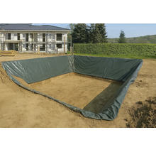 Bau eines Gartenteichs mit Teichfolie in einer ausgehobenen Grube auf einer Baustelle.