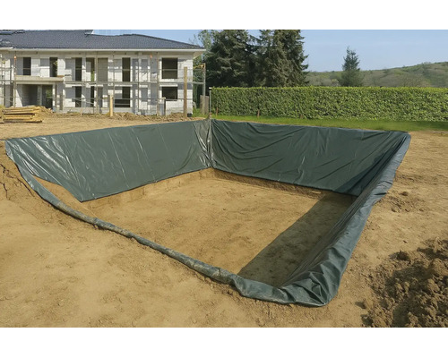 Bau eines Gartenteichs mit Teichfolie in einer ausgehobenen Grube auf einer Baustelle.