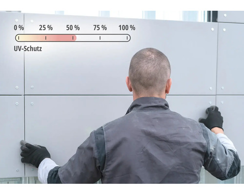 Handwerker montiert Fassadenplatten, Grafik zeigt UV-Schutz in Prozent.