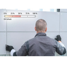 Handwerker montiert graue Fassadenplatten, Infografik zeigt 50 Prozent UV-Schutz.