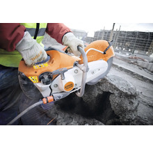 Handwerker beim Einsatz eines Stihl TS 420 Trennschleifers zum Schneiden von Beton auf einer Baustelle.