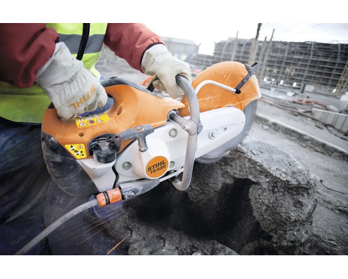 Handwerker beim Einsatz eines Stihl TS 420 Trennschleifers zum Schneiden von Beton auf einer Baustelle.