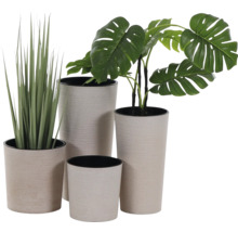 Set aus vier Pflanztöpfen in verschiedenen Größen mit strukturierter Oberfläche, einer Monstera-Kunstpflanze und Ziergras.
