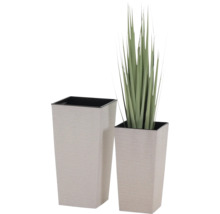 Zwei hohe, quadratische Pflanzkübel in Beige mit strukturierter Oberfläche, einer davon mit künstlichem Gras bepflanzt.