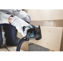 Anwendung eines Makita Multifunktionswerkzeugs zum Schleifen von Holz mit angeschlossener Staubabsaugung.