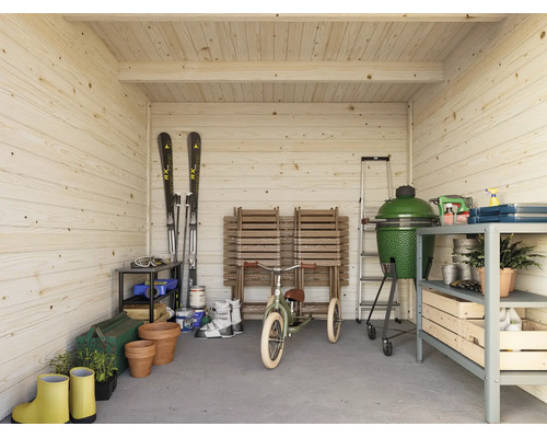 Innenansicht eines hellen, organisierten Gartenhauses aus Holz mit Freizeit- und Gartengeräten wie Grill, Skier und Regalen.
