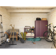 Organisierter Geräteschuppen aus Holz mit Schubkarre, Leiter, Gartengeräten, Fahrrad und Metallschränken.