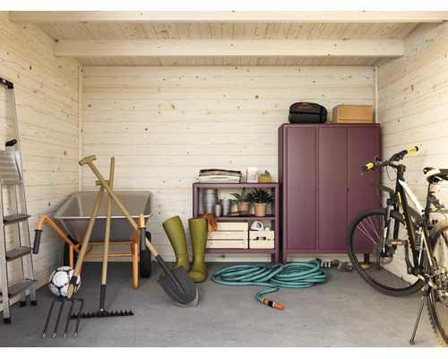 Hell eingerichteter, organisierter Geräteschuppen aus Holz mit Metallschrank, Regal, Schubkarre, verschiedenen Gartengeräten, Leiter und Fahrrad.