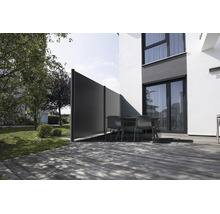 Moderner Sichtschutz aus Paneelen auf einer Terrasse mit Holzdeck und Gartenmöbeln vor einem Wohnhaus.