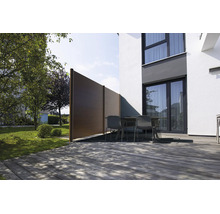 Moderne Terrasse mit Holzdeck, Gartenmöbeln und einem braunen Sichtschutz aus WPC-Elementen neben einer weißen Hauswand.