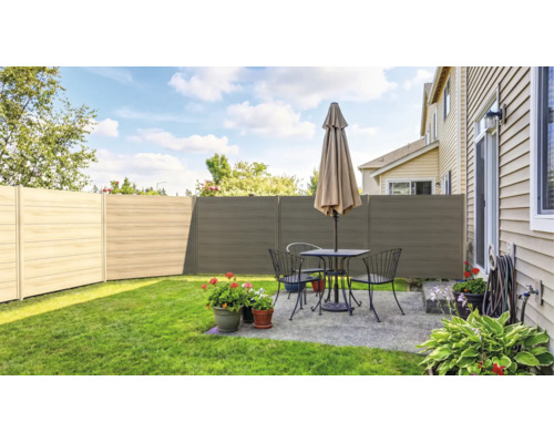 Moderner Sichtschutzzaun aus horizontalen Paneelen in einem Garten mit Terrasse, Sitzgruppe und Sonnenschirm auf gepflegtem Rasen.