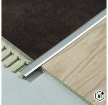T-förmiges Übergangsprofil aus Aluminium zwischen Fliesen und Laminatboden. (Image AI modified or generated)