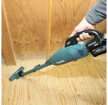 Makita Akku-Staubsauger 40 Volt Max bei der Anwendung auf einem Holzboden.