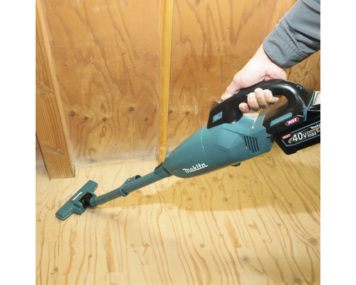 Makita Akku-Staubsauger 40 Volt Max bei der Anwendung auf einem Holzboden.