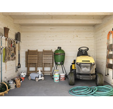 Heller, organisierter Geräteschuppen aus Holz mit Rasentraktor, Keramikgrill, Gartenstühlen und ordentlich an der Wand hängenden Werkzeugen.
