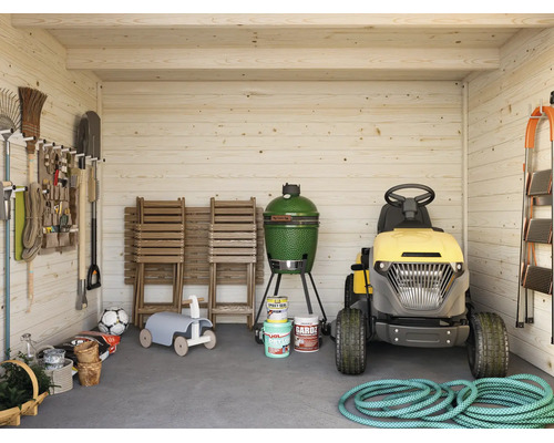 Heller, organisierter Geräteschuppen aus Holz mit Rasentraktor, Keramikgrill, Gartenstühlen und ordentlich an der Wand hängenden Werkzeugen.