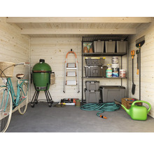 Organisiertes helles Gartenhaus aus Holz mit Fahrrad, grünem Keramikgrill, Trittleiter, Metallregal mit Boxen, Gartengeräten und grüner Gießkanne.