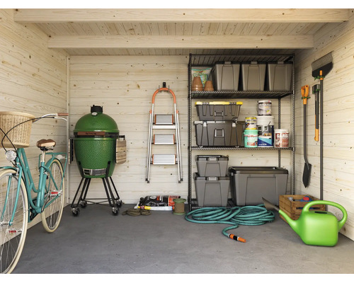 Organisiertes helles Gartenhaus aus Holz mit Fahrrad, grünem Keramikgrill, Trittleiter, Metallregal mit Boxen, Gartengeräten und grüner Gießkanne.
