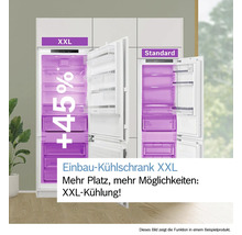 Vergleich zwischen einem Bosch Einbaukühlschrank XXL und einem Standardmodell, zur Darstellung des vergrößerten Innenraumvolumens.