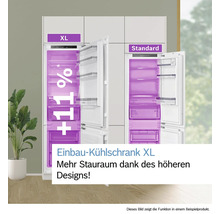 Vergleich zwischen Einbaukühlschrank in XL Ausführung und Standardmodell zur Veranschaulichung des elf Prozent größeren Stauraums.